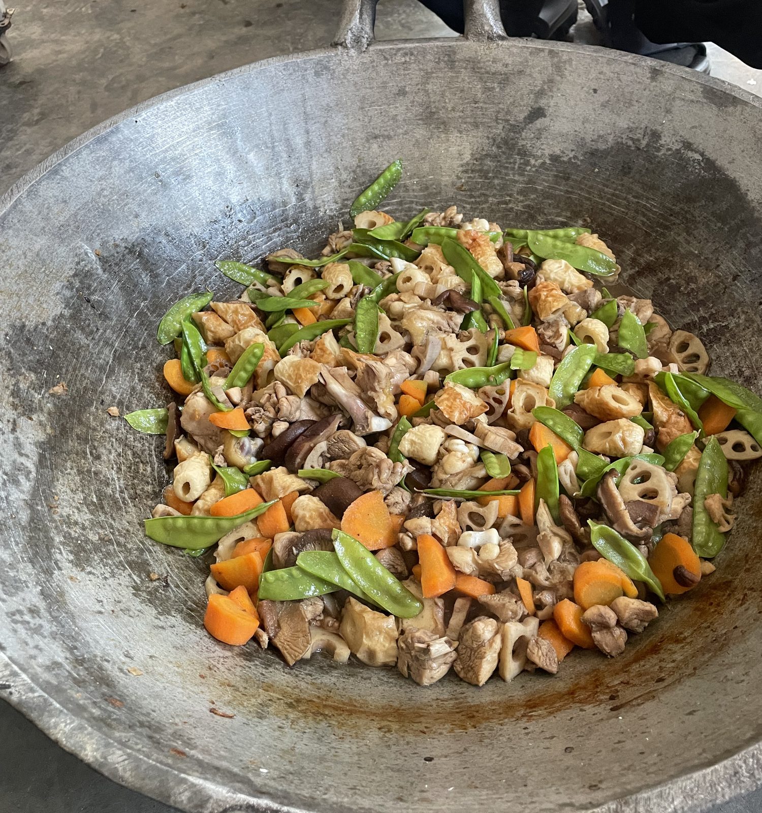 大鍋で作った、れんこんやにんじんの煮物